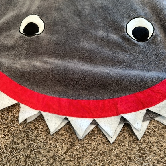 Blankie Tails shark blanket - Picture 2 of 3